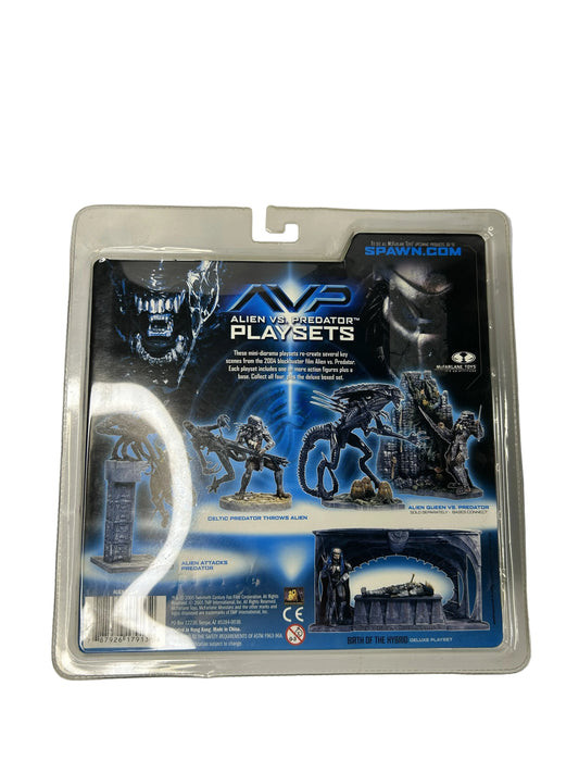 Alien Queen with Base Playset - McFarlane Toys AVP Alien vs. Predator